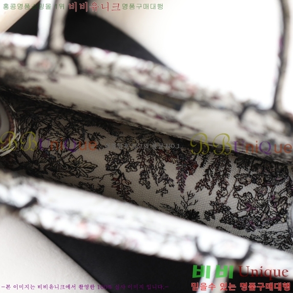 # Ʈ  Ʈ M190001-5